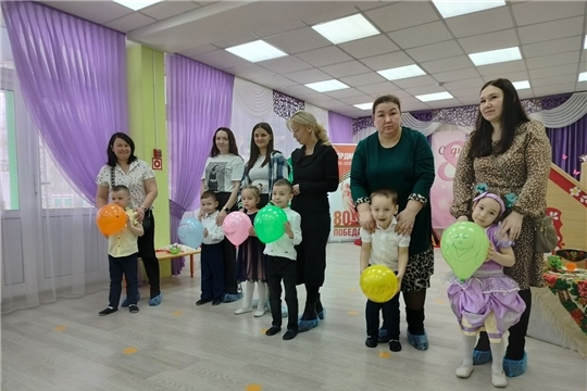 8 Марта в детском саду – самый трогательный, нежный и удивительный праздник. Он посвящён самым милым и нежным, любимым и родным Мамам и Бабушкам. В этот день все улыбки, песни, стихи, танцы посвящаются прекрасным женщинам: мамам, девочкам, девушкам и бабушкам! Сегодня 5 марта в  старшей  группе   прошел праздничный утренник, посвящённый празднованию Международного женского Дня! 