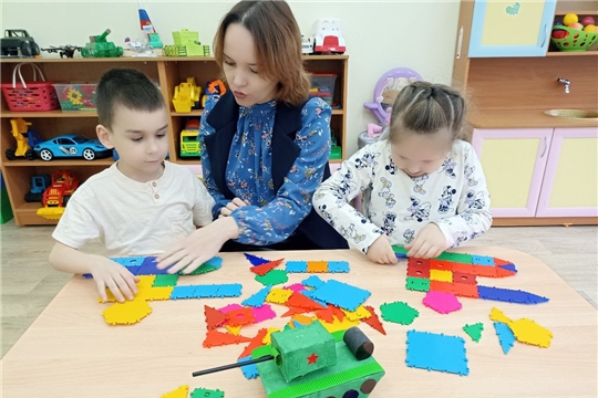 В рамках Федеральной  инновационной площадки "ТехноМир: развитие без границ" ребята  подготовительной группы "Мальвина" с удовольствием приняли участие в конструировании военной техники  из конструктора ТИКО. Конструкторы ТИКО развивают фантазию, моторику и конструкторские навыки