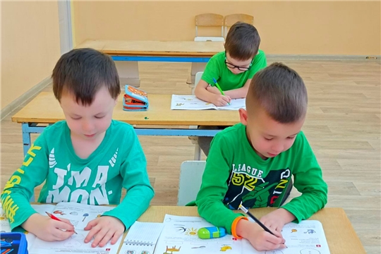 На занятиих по подготовке к школе ребята учатся составлять и решать задачи, осваивать вычислительные навыки.