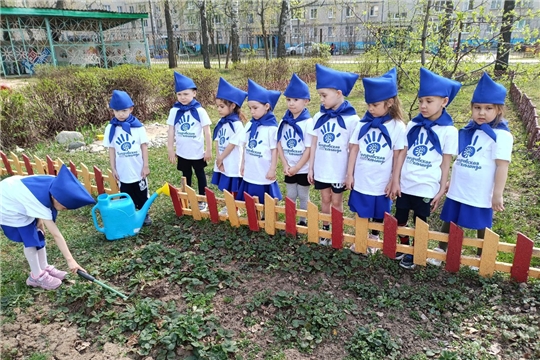 Юные тимуровцы приобщаются к трудовой деятельности...