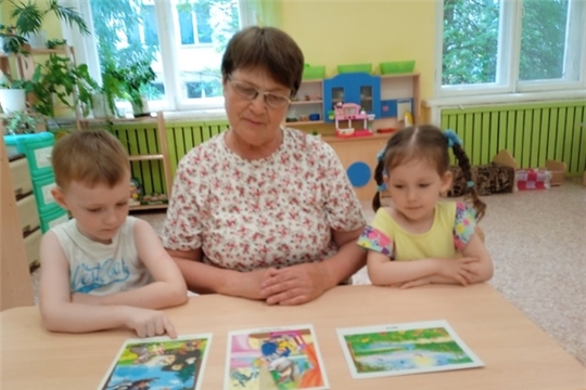 Лето - пора ягод, зелени, трав.