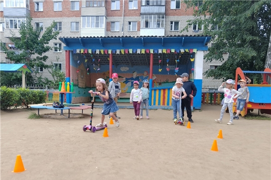 Велосипед и самокат становятся друзьями  детворы на всё лето