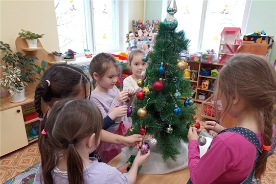 Ребята нарядили лесную красавицу