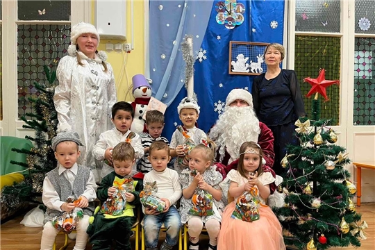 Новогодний утренник у малышей