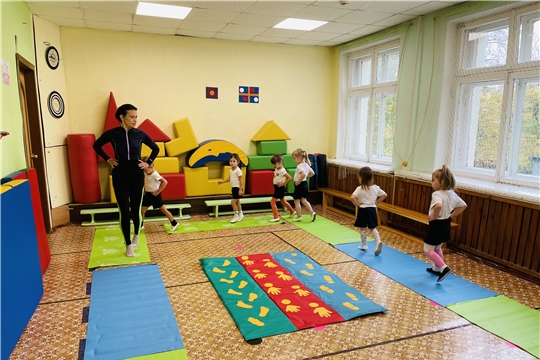 В детском саду функционирует увлекательный кружок "Веселая гимнастика"
