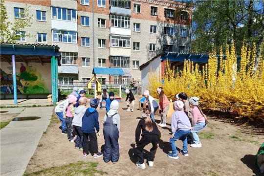 Малыши играют на улице для здоровья и дружбы