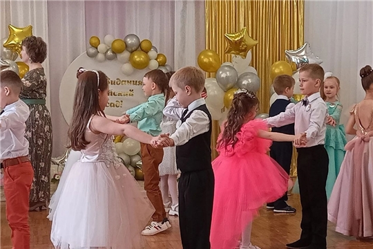 Сегодня денёк знаменательный! Сегодня у нас выпускной!