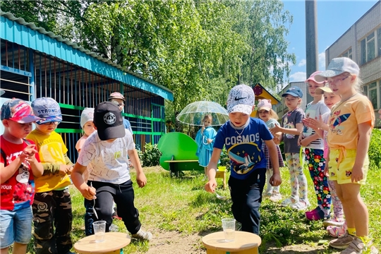 Развлечение "Найди цвета радуги"