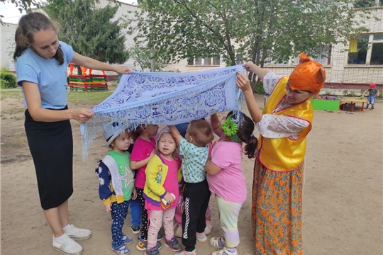 Лисичка заглянула в гости к малышам. 