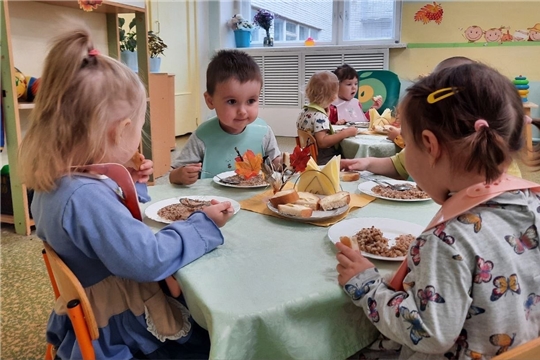 Правильное поведение за столом