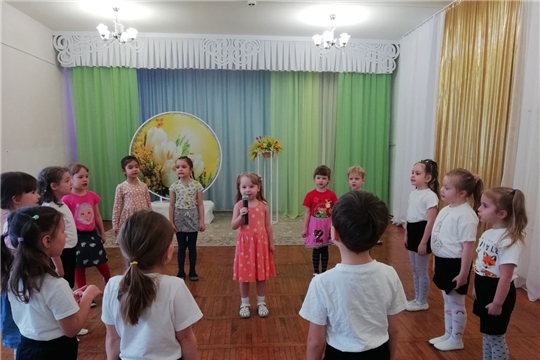 На занятиях вокально-хорового кружка "Домисолька" ребята очень любят петь в микрофон