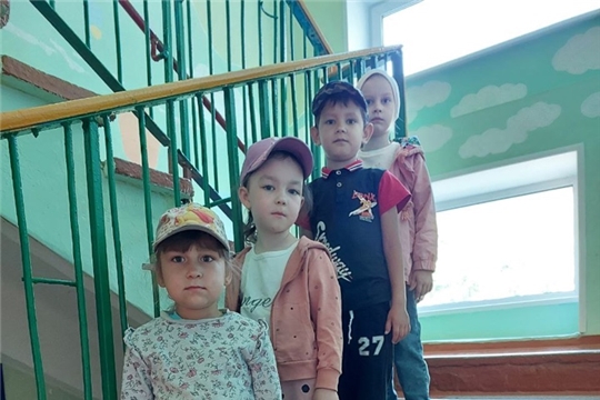 "Как правильно вести себя на лестнице"
