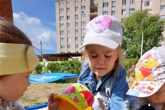 "Ребята помогают мыть игрушки"