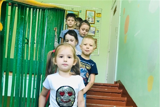 "Как правильно вести себя на лестнице"