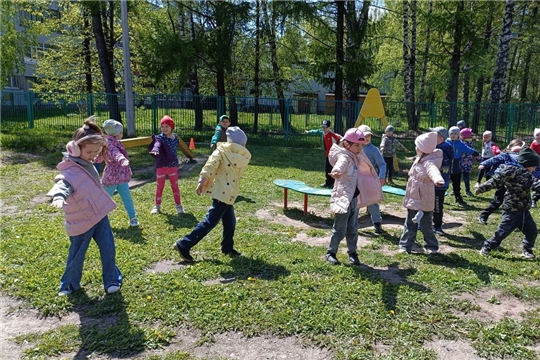 На весёлую зарядку становитесь по порядку.
