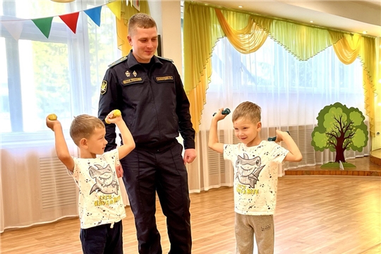 В рамках реализации муниципального проекта "Энциклопедия профессий от А до Я" дознаватель судебных приставов, Кашуркин Роман Николаевич, познакомил воспитанников детского сада № 156 города Чебоксары со своей сложной, но в то же время интересной профессией.