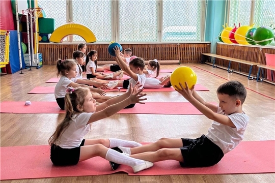 В детском саду №156 функционирует увлекательный кружок "Веселая гимнастика"