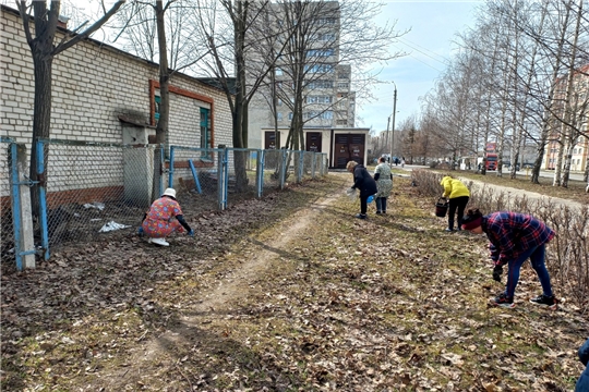 Сотрудники детского сада № 156 приняли участие в весеннем экологическом субботнике