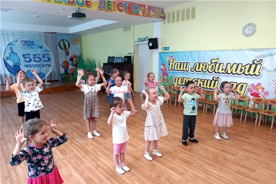 В летний период в детском саду № 156 продолжает функционировать студия танца "Фантазия".