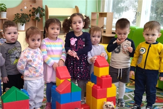 Малыши построили домики для зверят