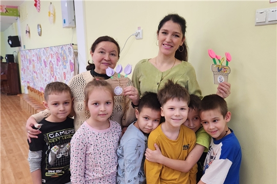 Воспитанники поздравляют сотрудниц детского сада