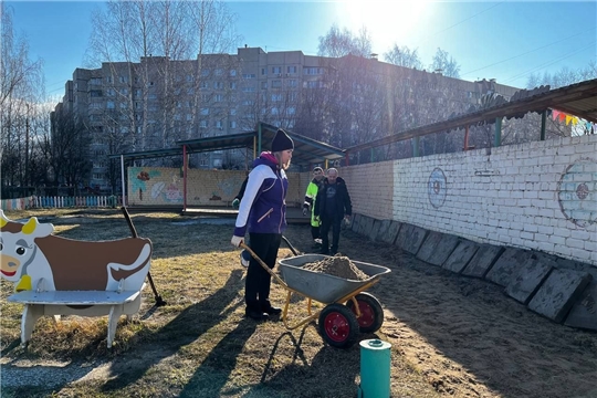 Родители воспитанников принимают активное участие в благоустройстве участка