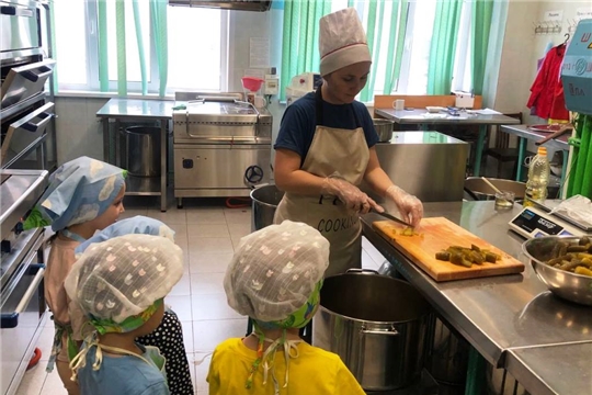Салат из соленых огурцов и зелёного горошка в весеннем  меню дошкольников.