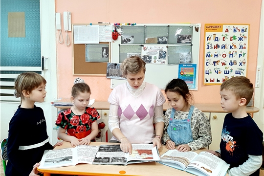 Познавательный час "Блокадный Ленинград" проходит в детском саду