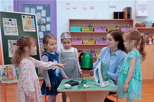 Дошколята закрепляют правила безопасности с электроприборами