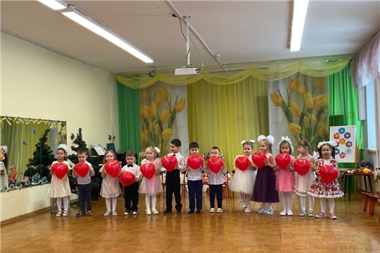 Дошколята поздравляют своих бабушек и мам