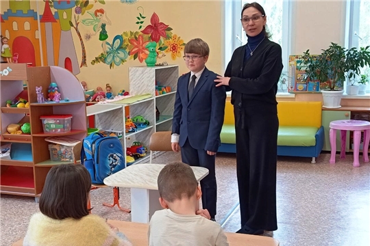 Выпускник пришел в гости в свою группу