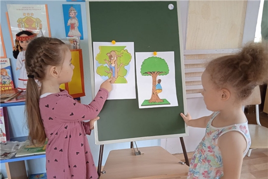 На дереве поспели яблоки (об опасности лазания по деревьям) 