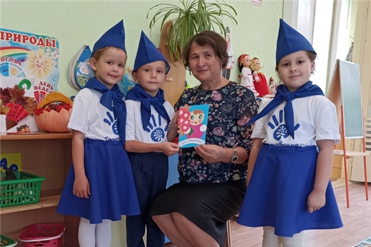 Юные тимуровцы участвуют в акции "Шагая в ногу с прошлым и будущим".