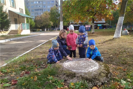 Водоворот у ливневки (опасность от открытых люков и прикрытых люков на улице)