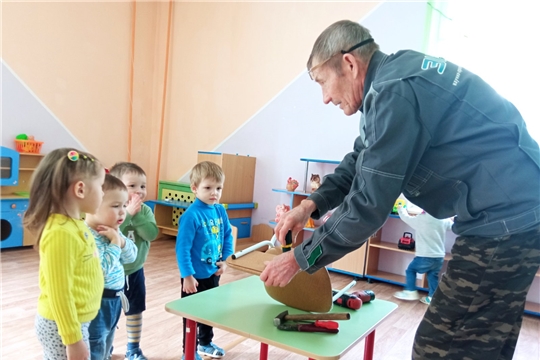 Дошкольники знакомятся с профессией плотника