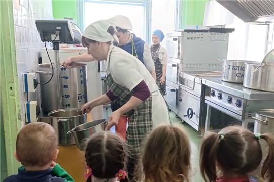 Дошкольники  знакомятся с профессией повара