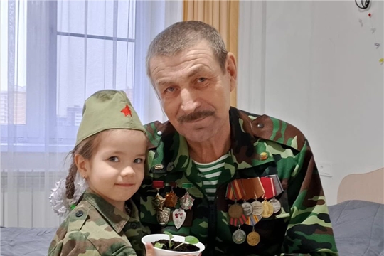 Дошколята вручили цветок- участнику боевых действий Афганистана