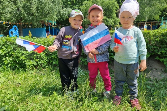 Малыши принимают участие в акциях "Флаги России", "Окна России"