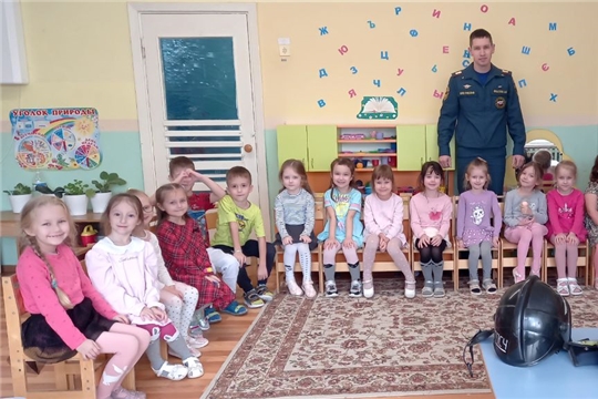 Пожарный в гостях у ребят группы "Рябинушка""