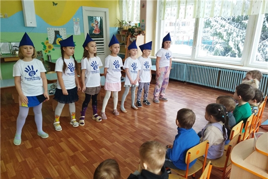Тимуровская команда в гостях у  малышей 