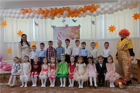 Ребята группы "Дружные ребята" поздравили мам и бабушек с Международным женским днём