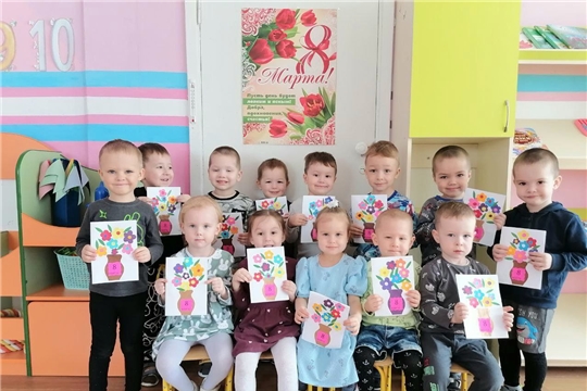 Праздничный сюприз для мамочки приготовили малыши группы "Ласточка"