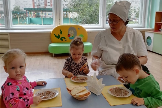Учим малышей кушать самостоятельно