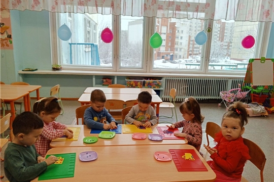 Подготовка к 8 марта в группе "Светофор"