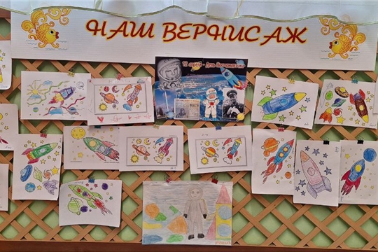 Выставка детских рисунков "Творческая галактика"