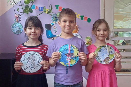 Художественная выставка ко Дню космонавтики