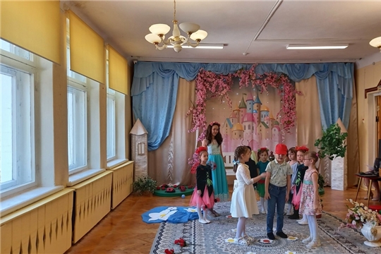 Воспитанники на мини-спектакле "Разговор на лесной поляне"