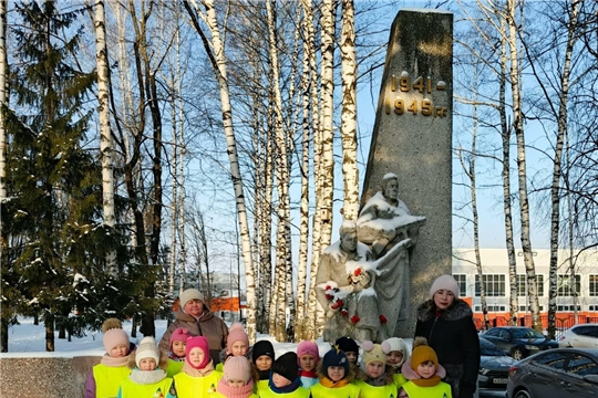 Возложение цветов в память павшим солдатам