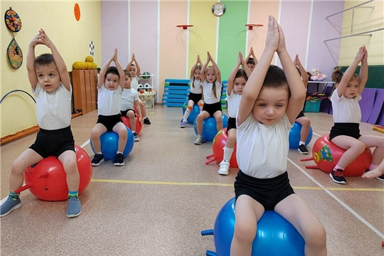 Увлекательные занятия на фитболе
