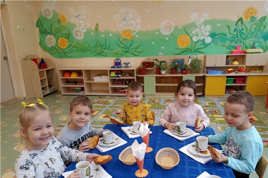 Второй завтрак в детском саду.